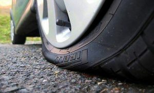 Lốp dự phòng được dùng để thay thế lốp chính khi bị hỏng trong lúc xe đang di chuyển.
